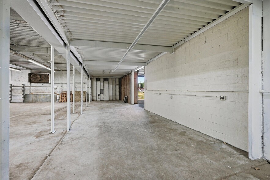 More Photos Of 613 S Armstrong Ave, Denison Warehouse For Sale