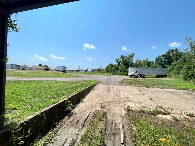 More Photos Of 40 Bradley Cove rd, Russellville Flex For Sale