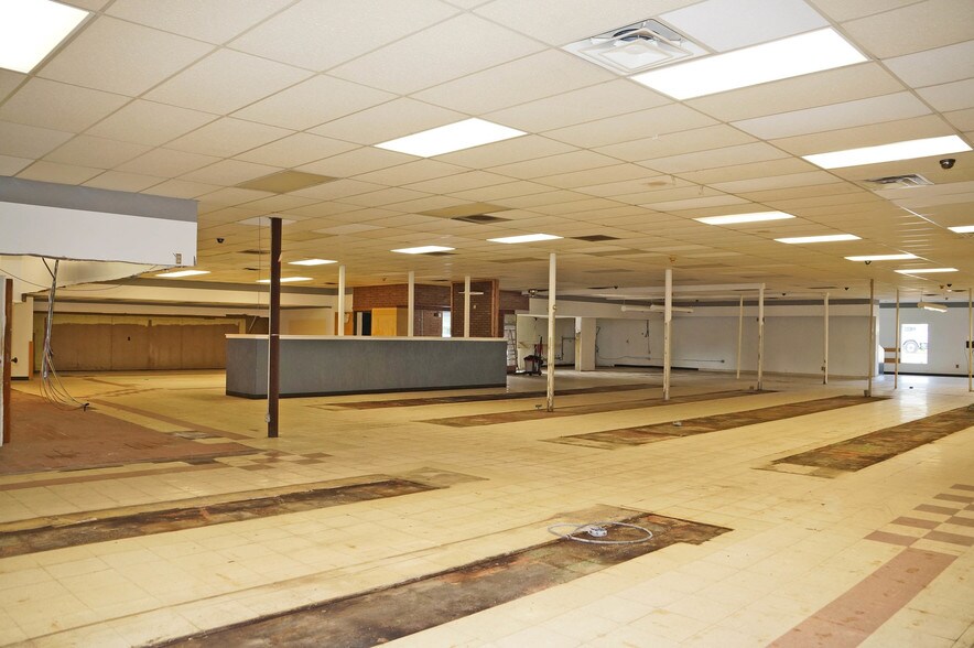 More Photos Of 130 S Main St, Fredericktown Storefront For Sale