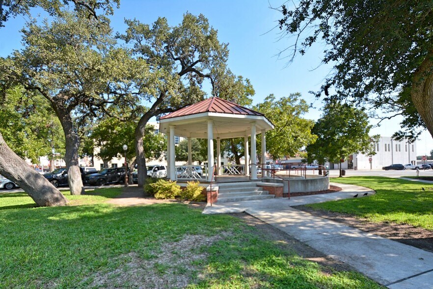 More Photos Of 217 S River St, Seguin Storefront Retail Office For Lease