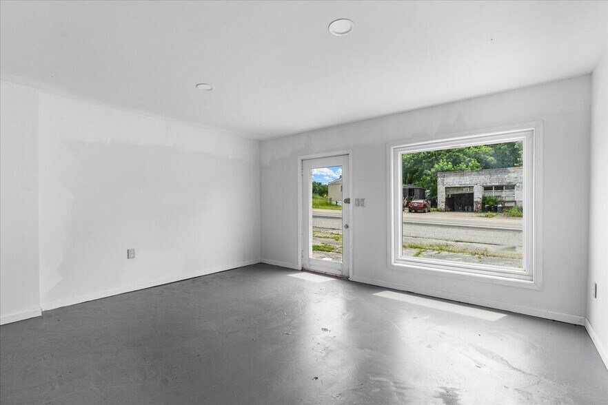 More Photos Of 125 W Indiana Ave, Whitwell Office For Sale