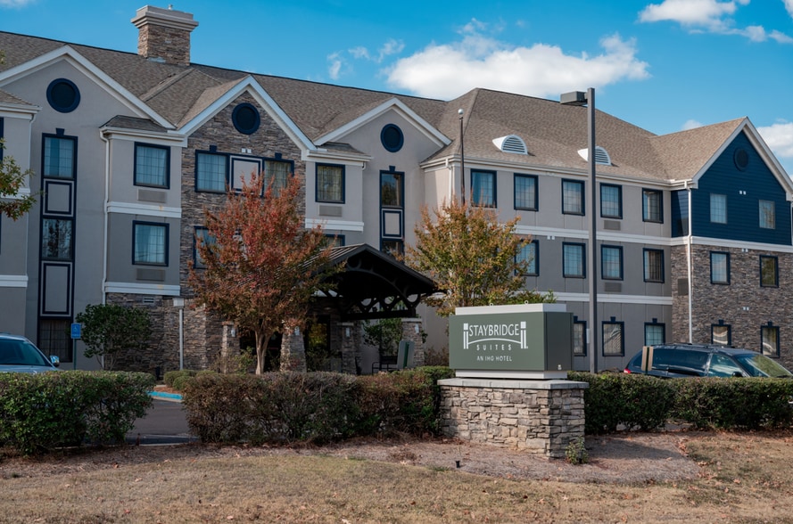 Primary Photo Of 801 Ridgewood Rd, Ridgeland Hotel For Sale