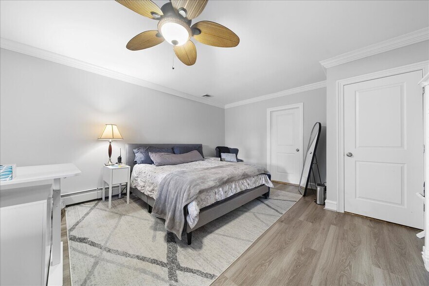 More Photos Of 584 Middle Rd, Bayport Storefront Retail Residential For Sale