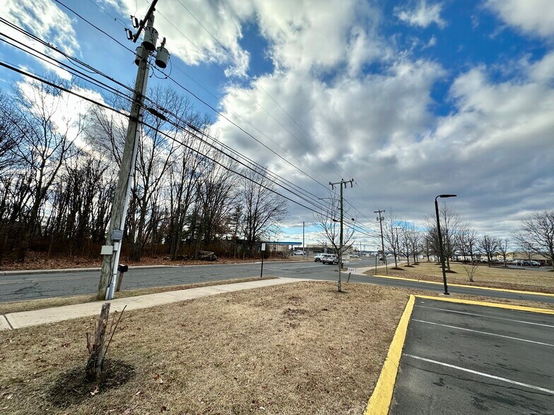 More Photos Of 590 Spring St, Windsor Locks Auto Repair For Sale