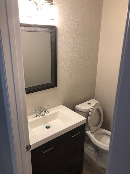 More Photos Of 496 Delaney Ave, Orlando Office For Lease