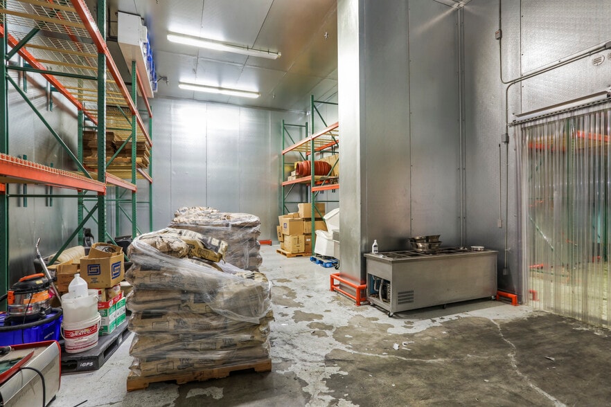 More Photos Of 645 W Broadway, Glendale Distribution For Lease