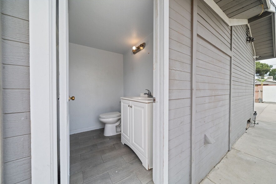 More Photos Of 2283 N Batavia St, Orange Contractor Storage Yard For Sale