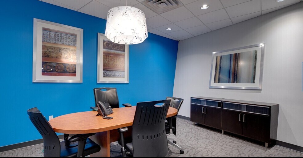 More Photos Of 4501 E McDowell Rd, Phoenix Showroom For Lease