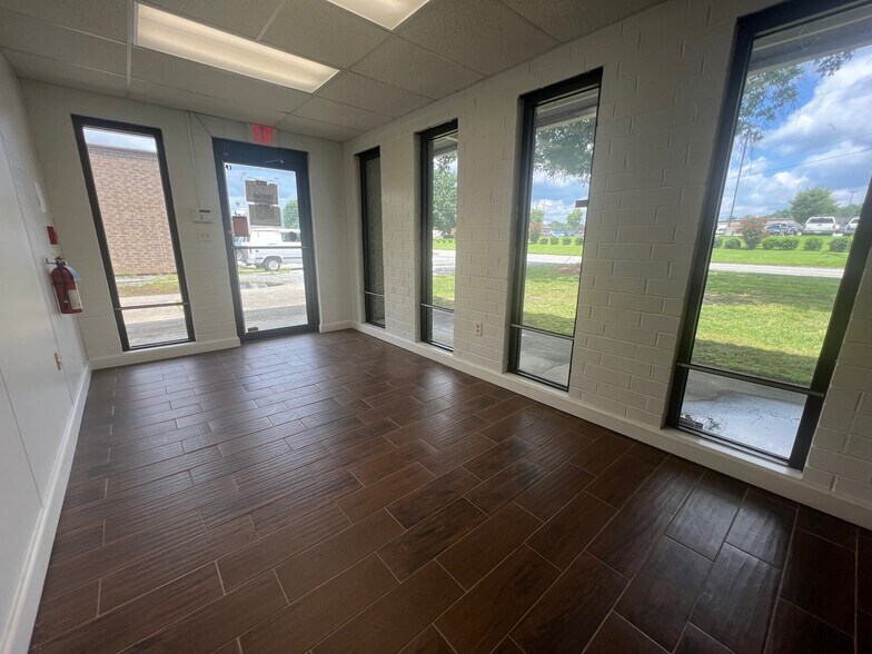 More Photos Of 3008 Executive Dr, Greensboro Light Manufacturing For Lease