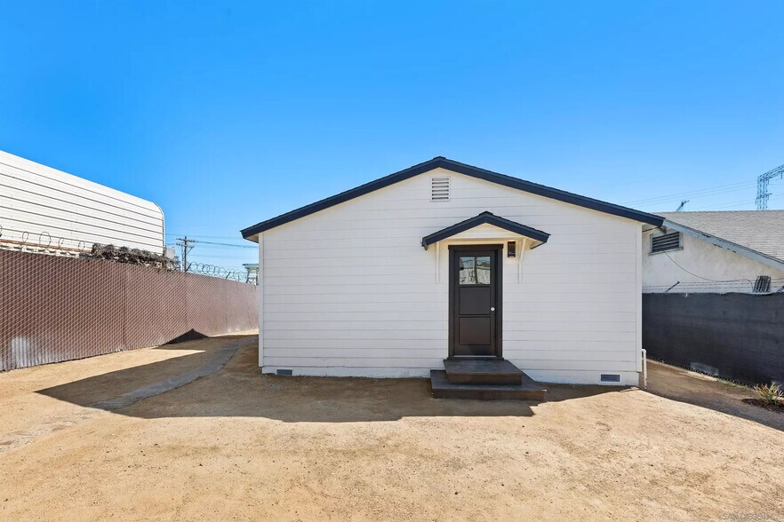 More Photos Of 2740-2742 Main St, San Diego Contractor Storage Yard For Sale