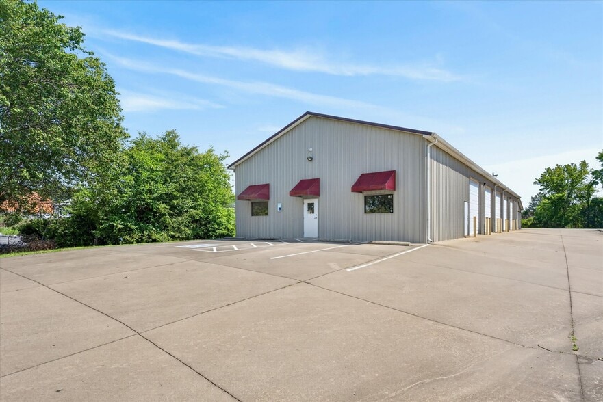 Primary Photo Of 141 Corporate Dr, Clarksville Flex For Lease