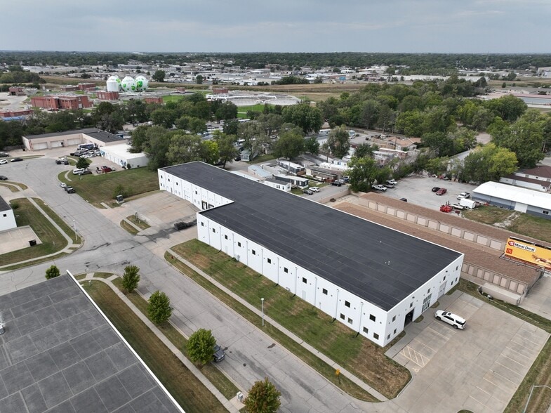 More Photos Of 2600 Kimco Ct, Lincoln Warehouse For Lease