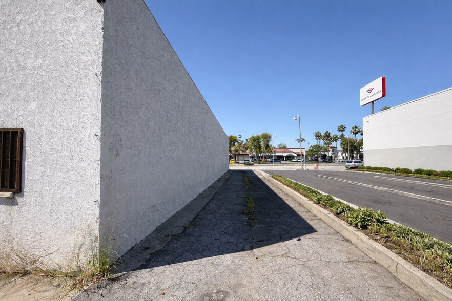 More Photos Of 6320-6322 Atlantic Blvd, Bell Storefront For Lease