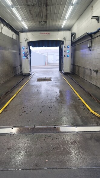 More Photos Of 2521 E Vienna St, Anna Carwash For Sale