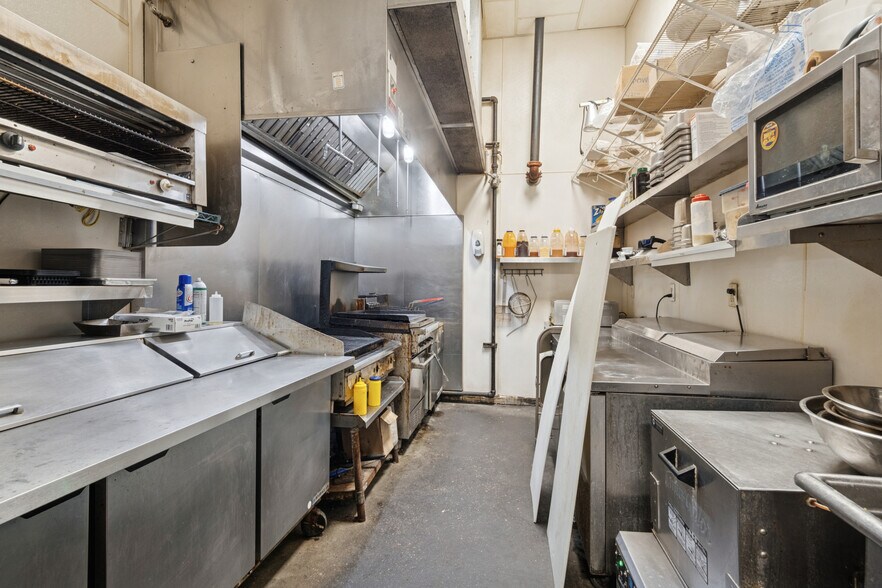 More Photos Of 7538 Maple St, New Orleans Bar For Sale