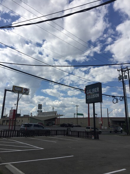 More Photos Of 8418 Broadway St, San Antonio Service For Lease