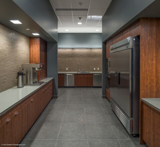 More Photos Of 725 E Fireweed Ln, Anchorage Office For Lease