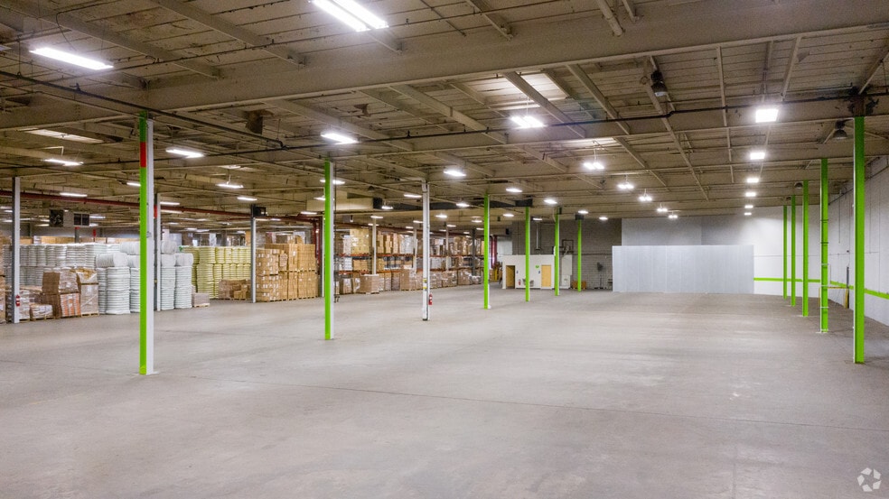 More Photos Of 7080 N Mccormick Blvd, Lincolnwood Warehouse For Lease