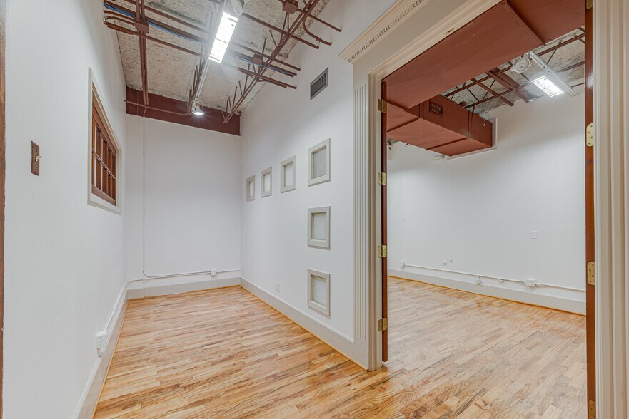 More Photos Of 1920 N Memorial Way, Houston Loft Creative Space For Lease