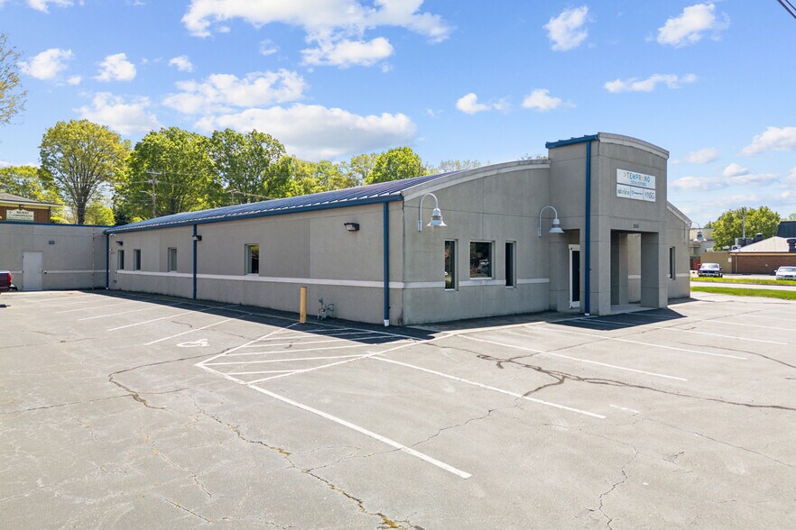 More Photos Of 2105 Northwest Blvd, Newton Office For Lease