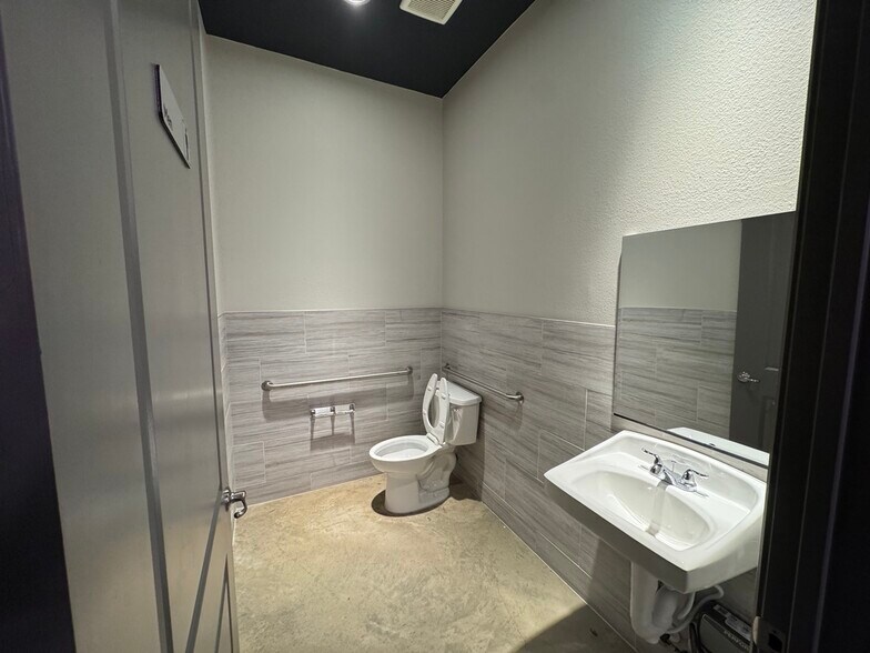 More Photos Of 2517 Creekmire -1, Conroe Medical For Sale