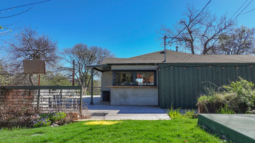 More Photos Of 2715 Manor Rd, Austin Land For Lease