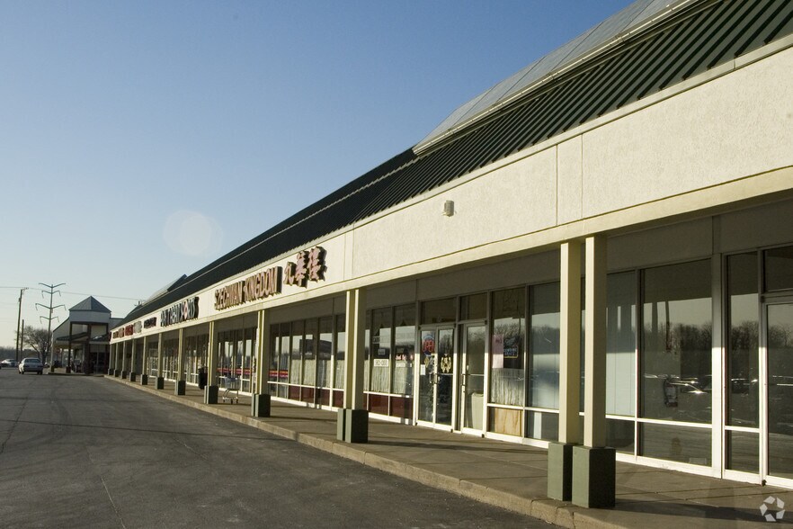 More Photos Of 453-577 Waukegan Rd, Northbrook General Retail For Lease