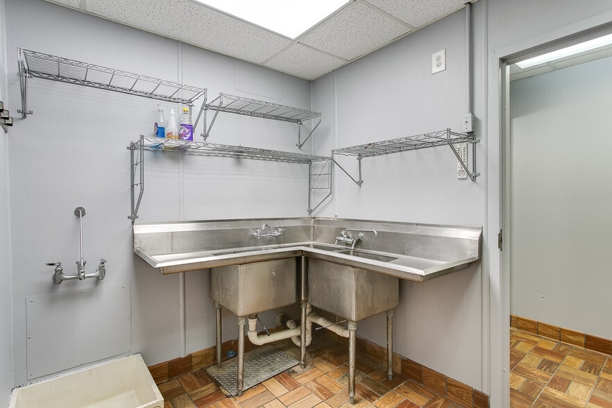 More Photos Of 2407 S Shelby St, Louisville Storefront For Sale