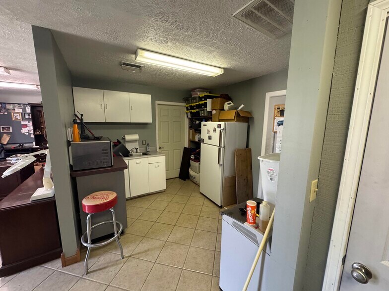 More Photos Of 818 Morton Ave, Bardstown Manufacturing For Sale