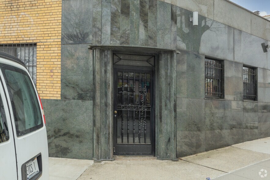 More Photos Of 4800 Astoria Blvd, Astoria Manufacturing For Sale
