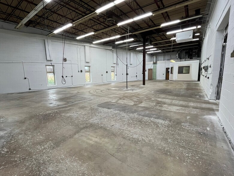 More Photos Of 539 W Algonquin Rd, Arlington Heights Warehouse For Sale
