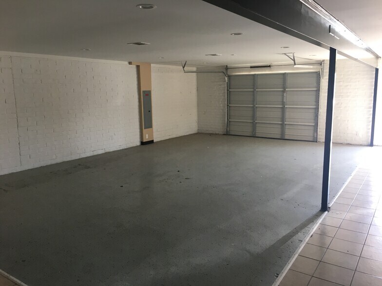 More Photos Of 2529 Merrell Rd, Dallas Light Distribution For Lease