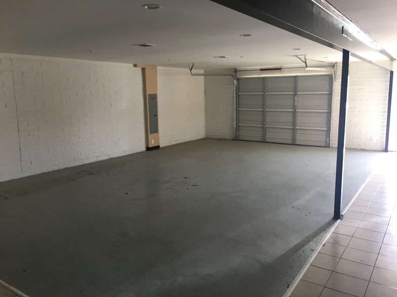 More Photos Of 2529 Merrell Rd, Dallas Light Distribution For Lease