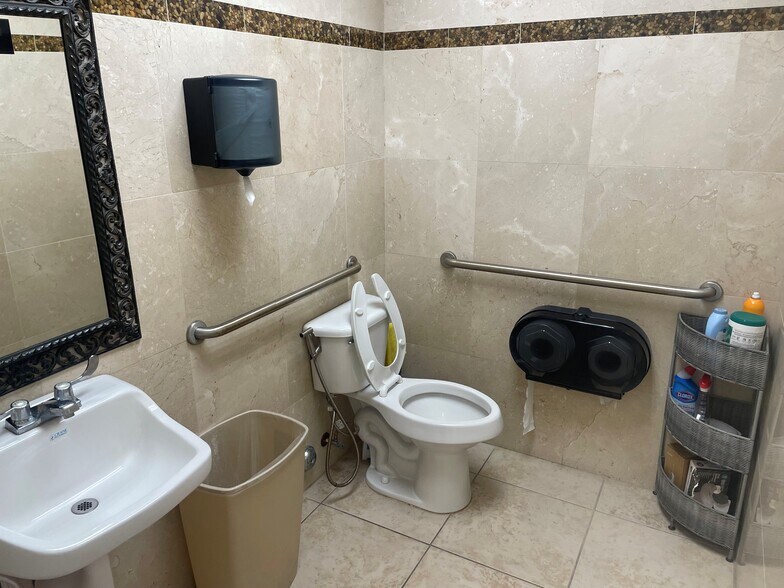 More Photos Of 1446 N Krome Ave, Florida City Office For Sale