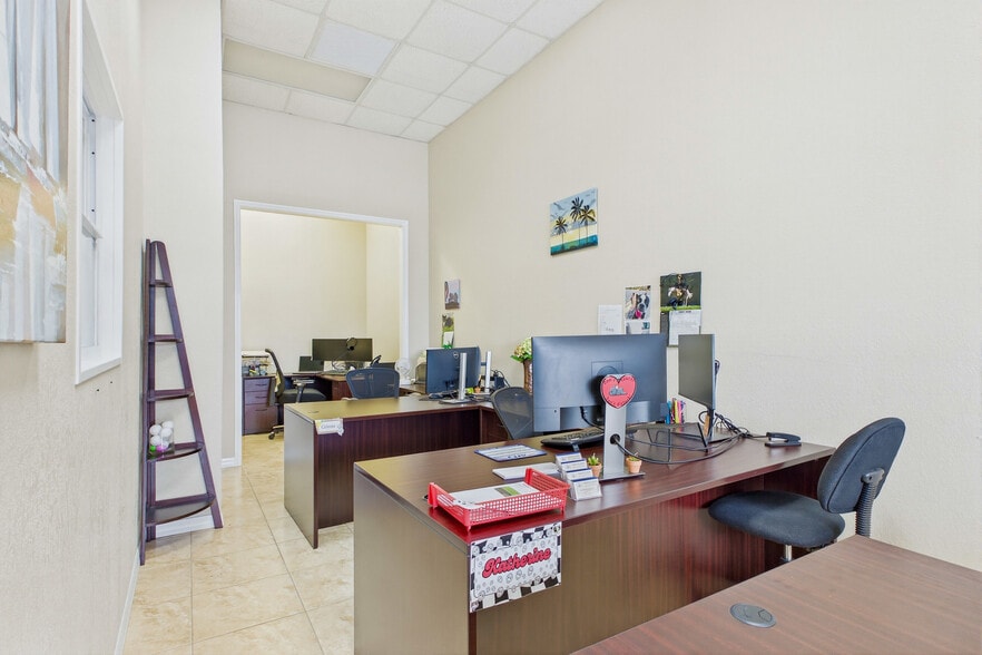 More Photos Of 1010 NE 9th St, Cape Coral Office For Sale