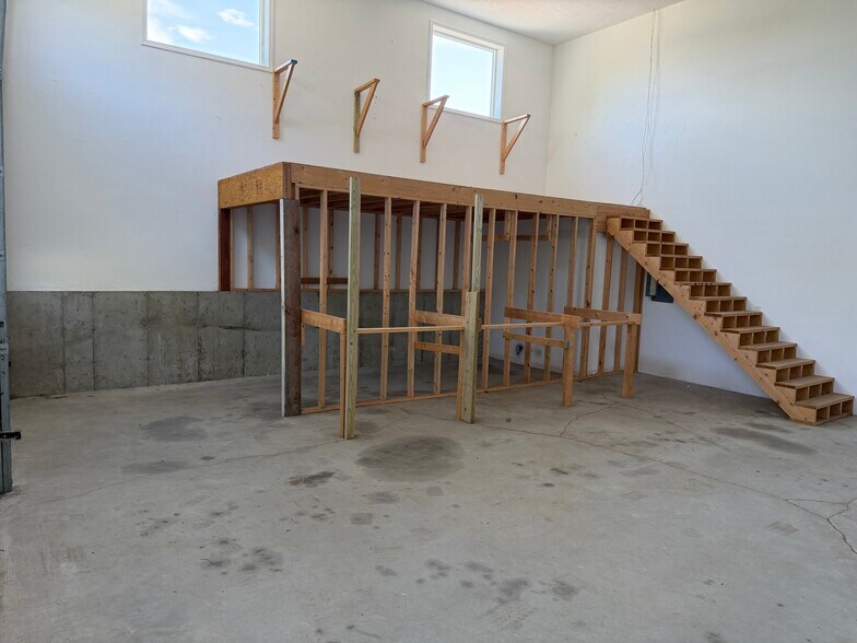 More Photos Of 152 Cranberry Hwy, Bourne Flex For Lease