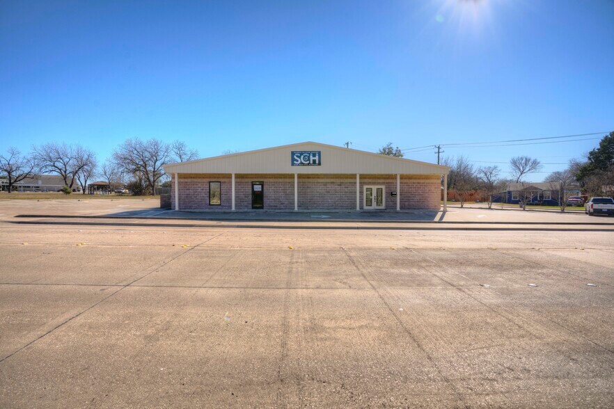 More Photos Of 300 Santa Fe Trl, Duncanville Freestanding For Sale