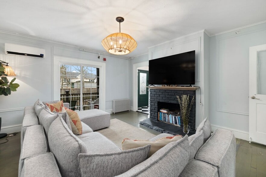 More Photos Of 28 Weaver Ave, Newport Hospitality For Sale