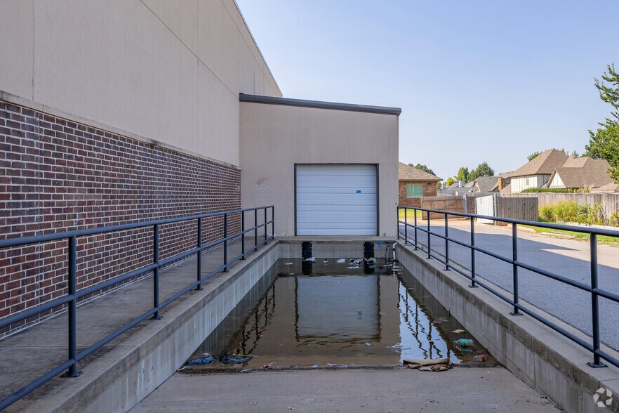 More Photos Of 8000-8022 NW 39th Expressway, Bethany Freestanding For Lease