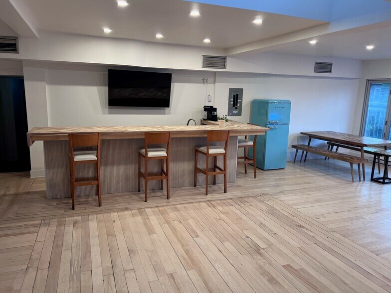 More Photos Of 2219-2229 St Bélanger, Montréal Storefront Retail Office For Lease