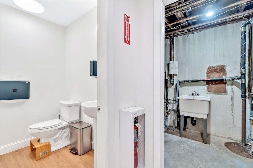 More Photos Of 1049 Main St, West Barnstable Medical For Sale
