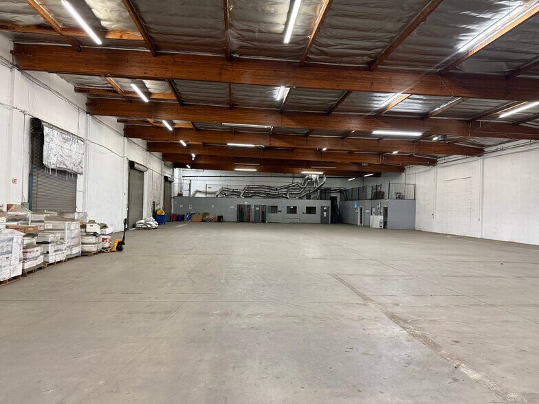 More Photos Of 7535 Woodman Pl, Van Nuys Warehouse For Lease