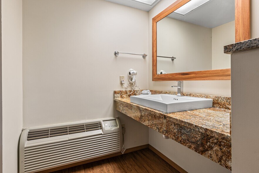 More Photos Of 310 S McCune St, Pilot Knob Hotel For Sale