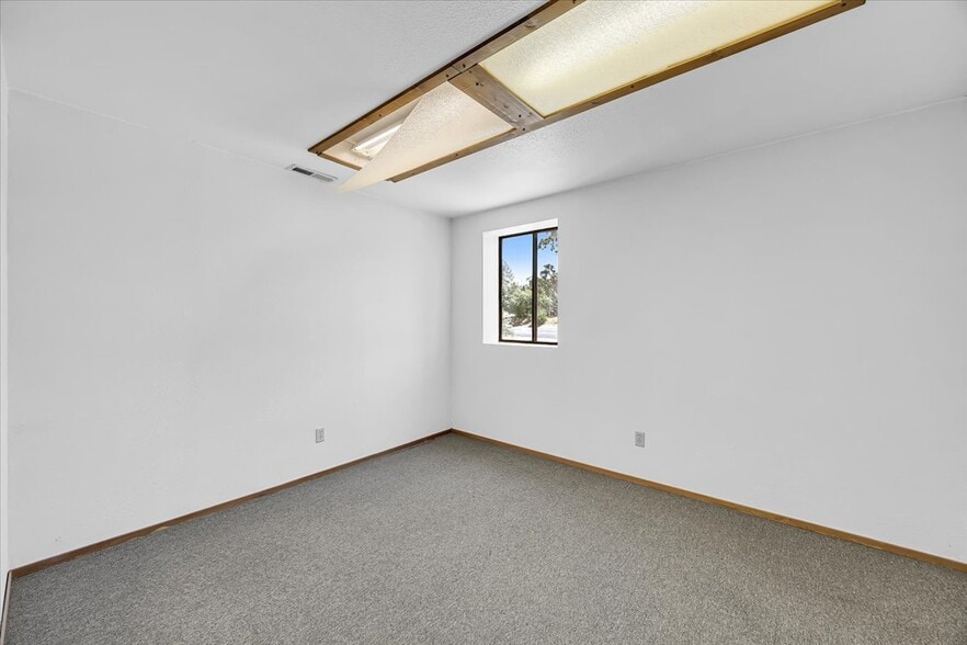 More Photos Of 20833 Mechanical Dr, Sonora Warehouse For Lease