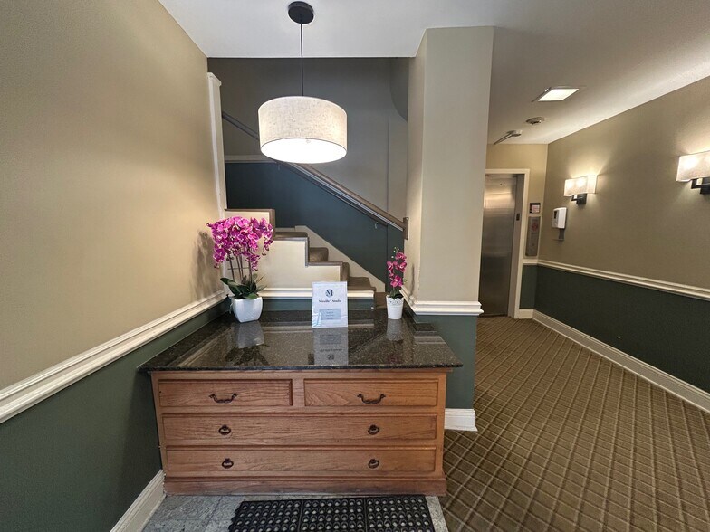 More Photos Of 715-725 Elm St, Winnetka Storefront Retail Residential For Lease