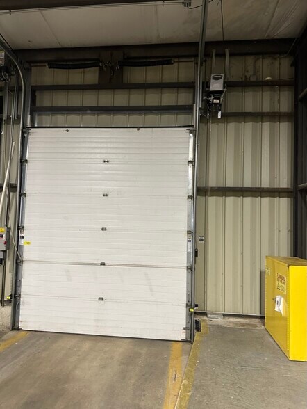 More Photos Of 802 Hickory St, Mahomet Warehouse For Lease