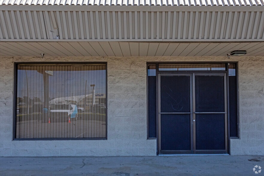 More Photos Of 2448-2452 N Clovis Ave, Fresno Showroom For Lease