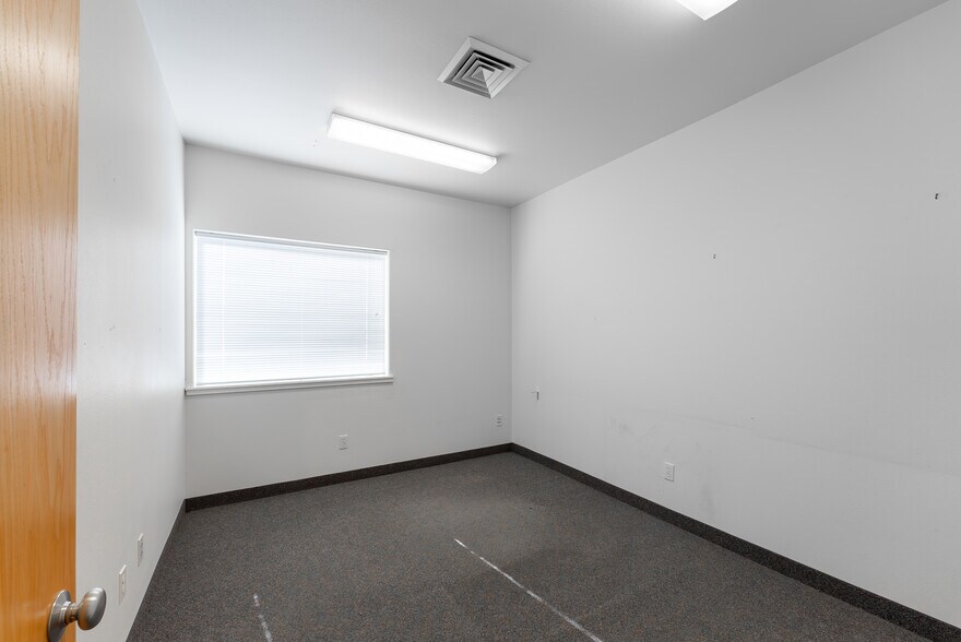 More Photos Of 2665 Glendale Valley Rd, Glendale Office For Sale