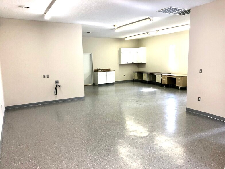 More Photos Of 1222 Hardin Rd, Dallas Manufacturing For Lease