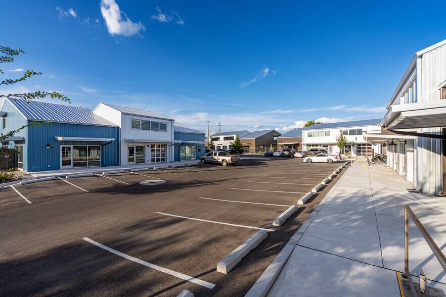 More Photos Of 1189 Parkway Dr, Santa Fe Showroom For Sale